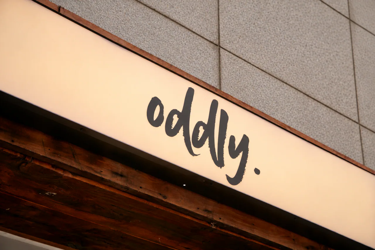 oddly. 간판